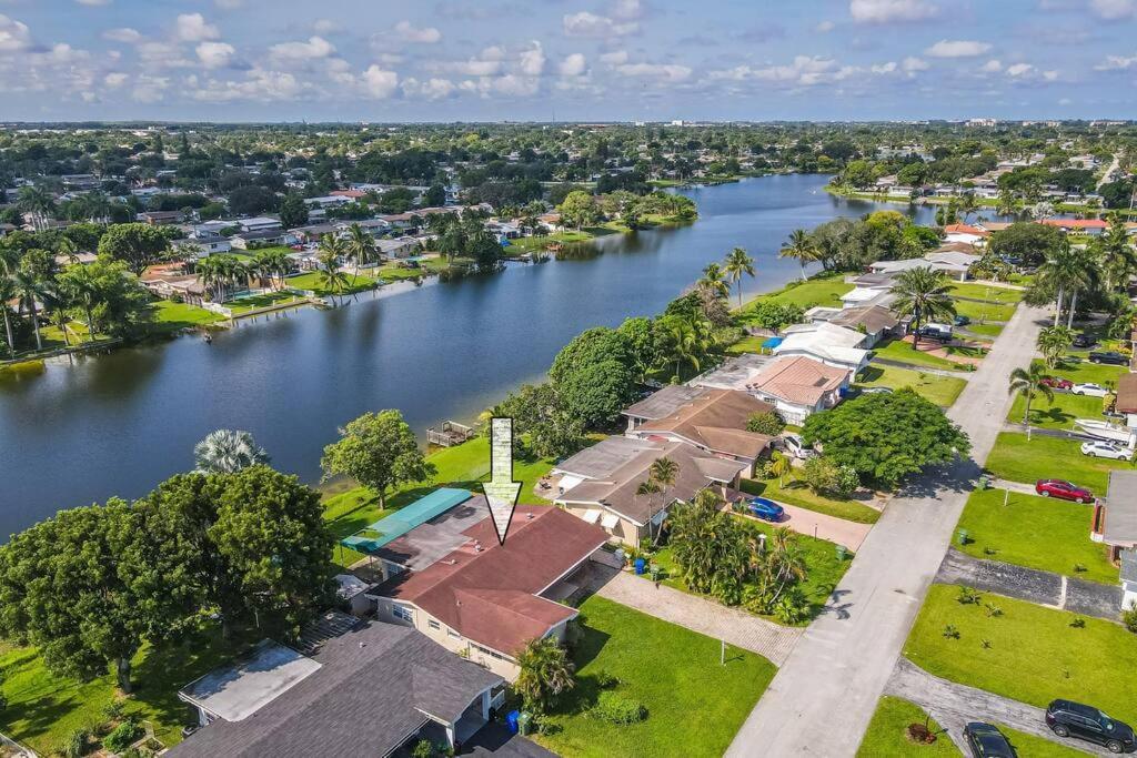 Private Lakefront In Miami/pembroke Holiday home *