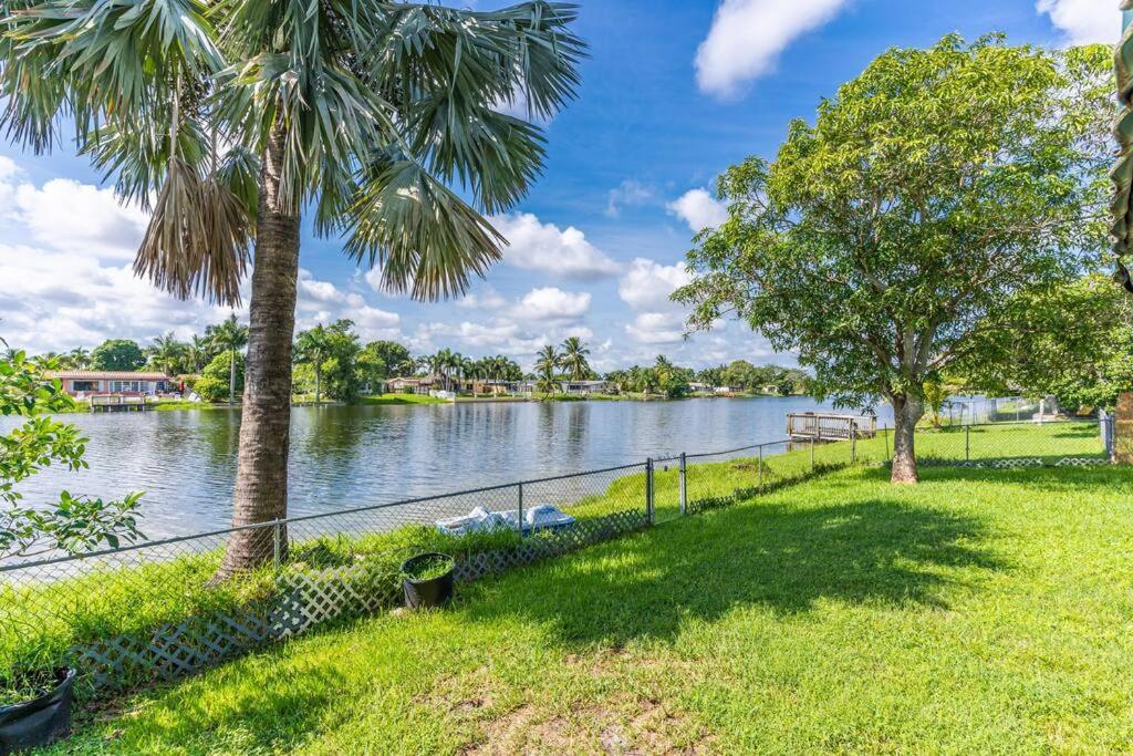 Private Lakefront In Miami/pembroke