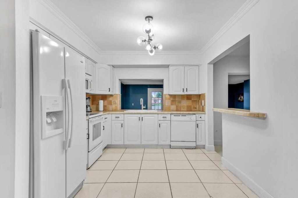 Private Lakefront In Miami/pembroke * Pembroke Pines