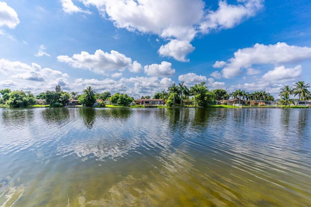 Private Lakefront In Miami/pembroke * Pembroke Pines