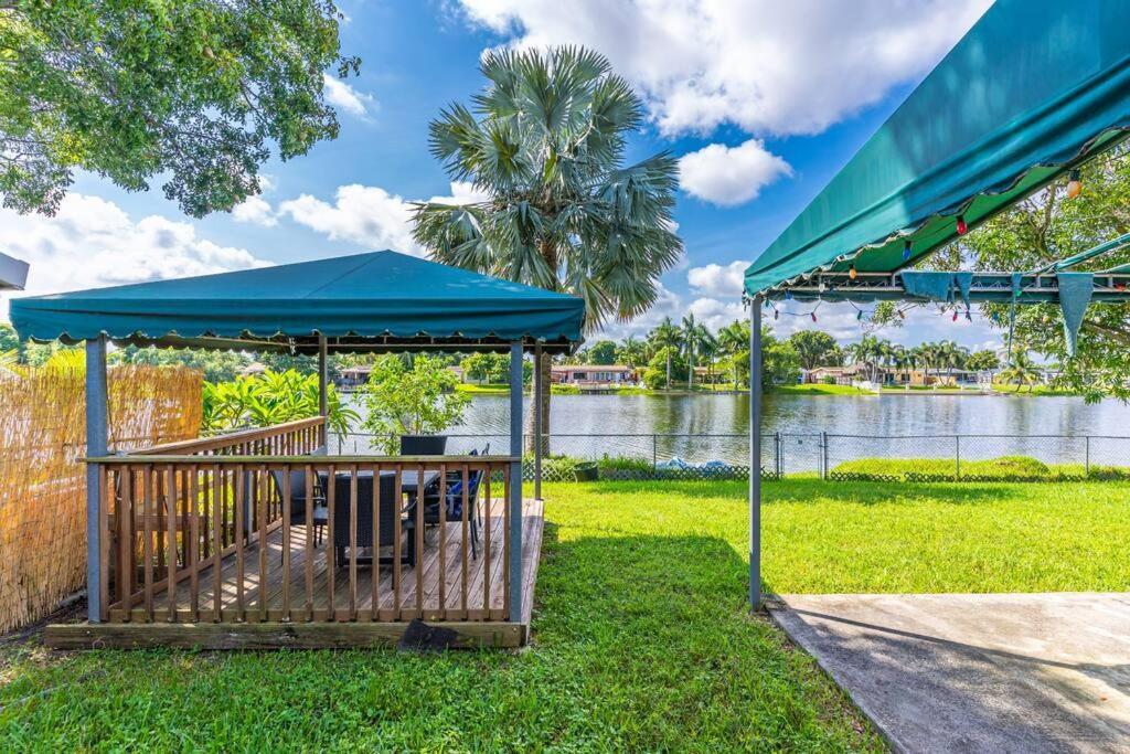 Private Lakefront In Miami/pembroke Holiday home
