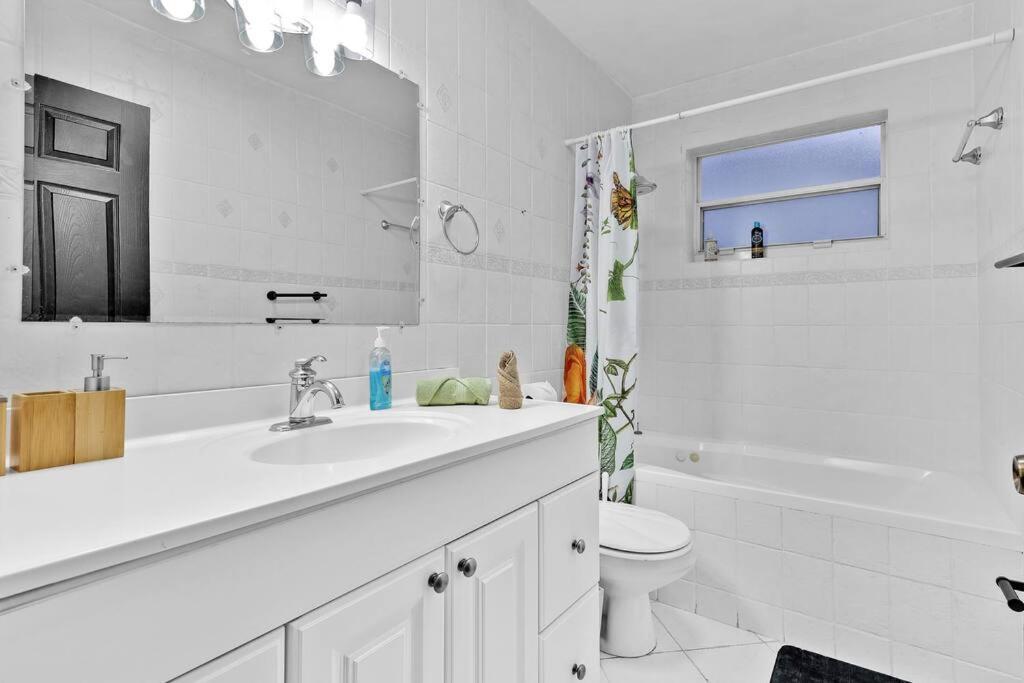 Private Lakefront In Miami/pembroke Holiday home *