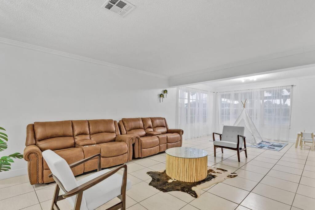 Private Lakefront In Miami/pembroke Holiday home *