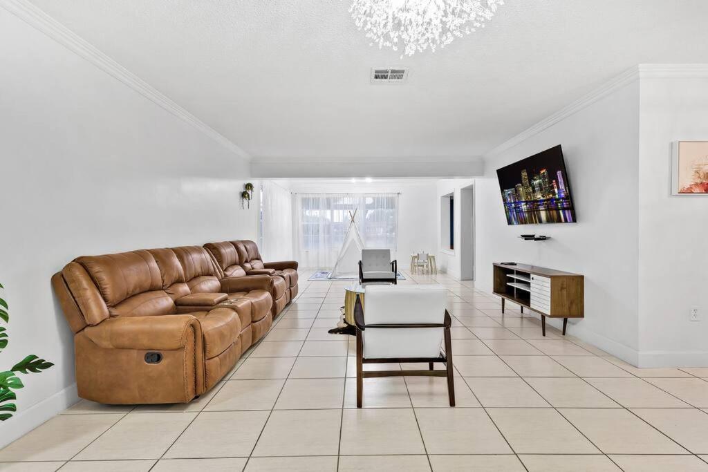 Private Lakefront In Miami/pembroke Holiday home Pembroke Pines