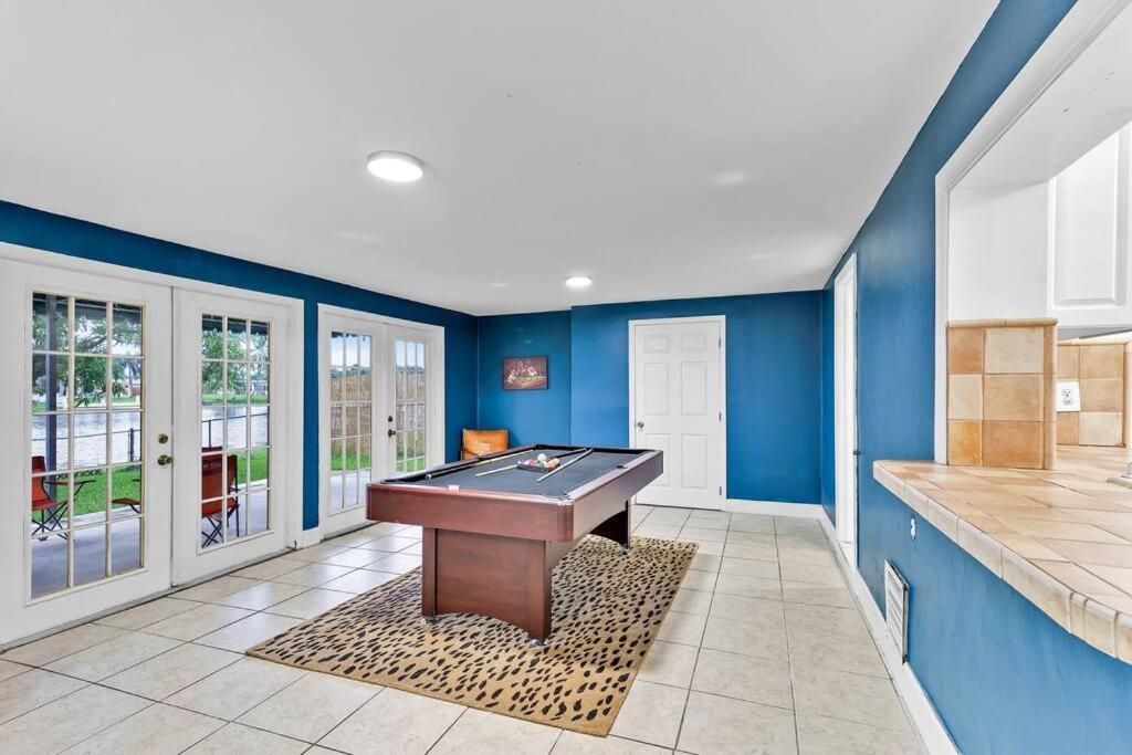 Private Lakefront In Miami/pembroke Holiday home *
